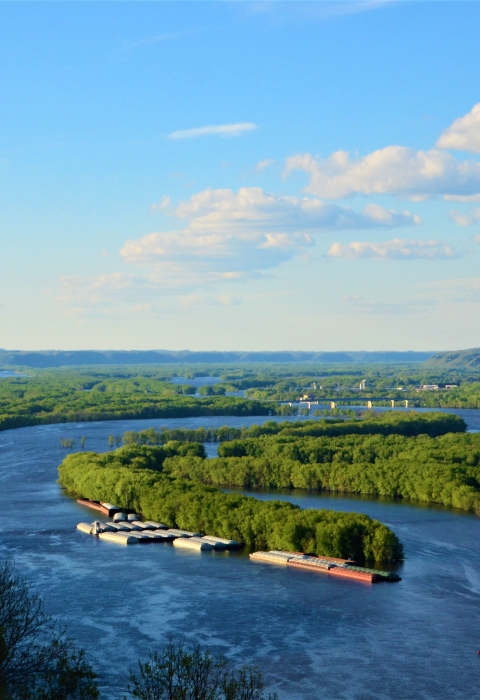 Scenic photo of the river showing islands and boats on the river