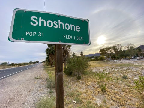 a green city sign that reads "Shoshone Pop 31 elev 1,535
