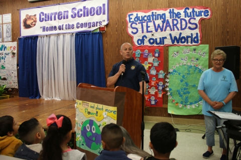 USFWS Field Supervisor Steve Henry speaks to school children