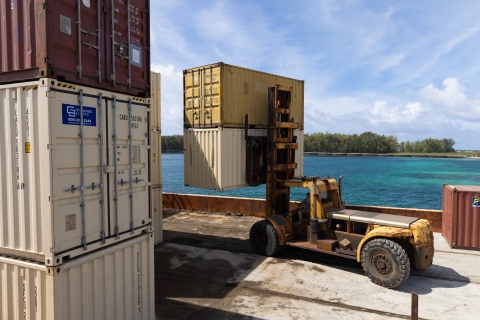Preparing to offload barge