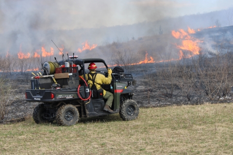 wildland-firefighter-oversees-the-prescribed-fire-at-wallkill-river-nwr-7april2021_credit-scott-lenhart-usfws
