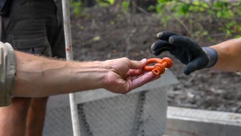 A shackle used to tie the Warp or towing line to an Otter board.
