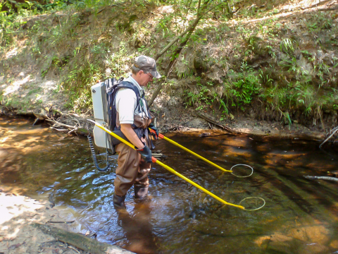 Backpack shocker with two handheld electrodes