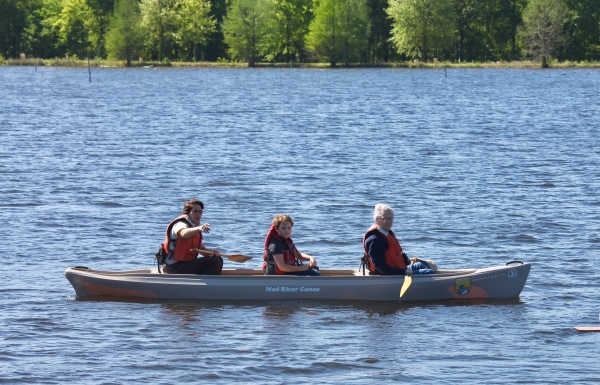 An image of refuge staff and visitors in a canoe.